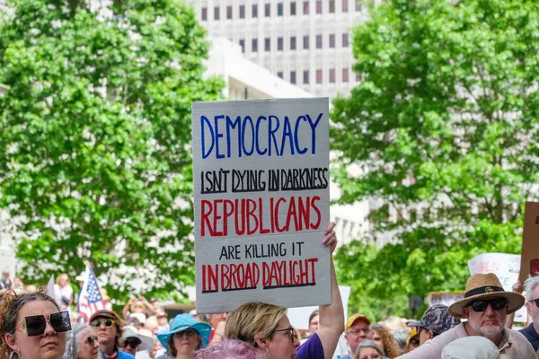 New Orleans, LA, ABD - 5 Nisan 2025: Protestocular ve tabelada 