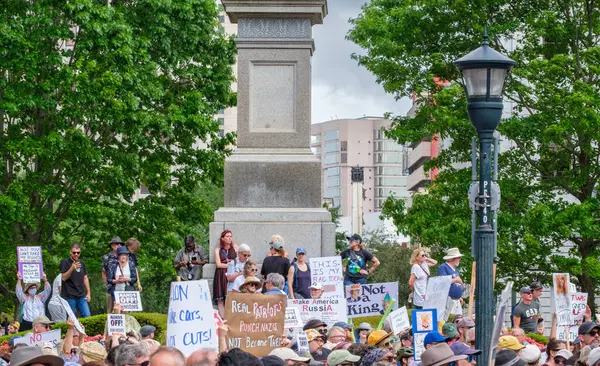 New Orleans, LA, ABD - 5 Nisan 2025: New Orleans şehir merkezindeki Lafayette Meydanı etrafındaki Ulusal Eller Kapalı gösteride pankartlı protestocular