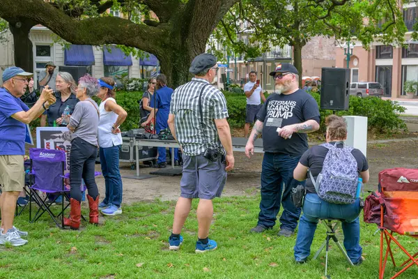 New Orleans, LA, ABD - 5 Nisan 2025: New Orleans şehir merkezindeki Lafayette Meydanı 'nda düzenlenen Ulusal Eller Çekilmesin gösterisinde Trump protestocularına karşı gaziler ve diğerleri
