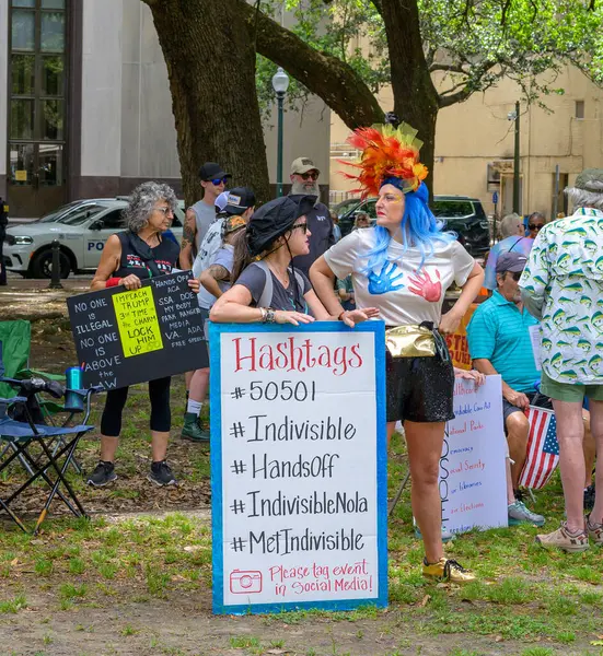 New Orleans, LA, ABD - 5 Nisan 2025: New Orleans şehir merkezindeki Lafayette Meydanı 'nda düzenlenen 