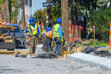 New Orleans, LA, ABD - 18 Mart 2025: Uptown semtindeki büyük yol inşaat projesi sırasında beton dökülmeden önce kaldırımları çerçeveleyen işçiler