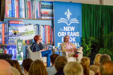 New Orleans, LA, ABD - 28 Mart 2025: Molly Jong-Fast Tulane Üniversitesi 'nde düzenlenen New Orleans Kitap Festivali' nde aktör / yazar Griffin Dunne ile röportaj yaptı.
