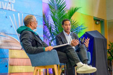 New Orleans, LA, ABD - 28 Mart 2025: Don Lemon, Tulane Üniversitesi 'ndeki New Orleans Kitap Festivali' nde Dekan Baquet ile röportaj yapıyor.
