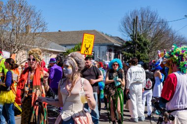 New Orleans, LA, ABD - 13 Şubat 2018: Marigny Mahallesi 'ndeki St. Anne Mardi Gras Geçit Töreni için sokaktaki kalabalık.
