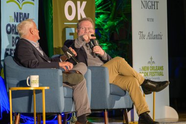 NEW ORLEANS, LA, ABD - 14 Mart 2024: The Atlantic Magazine 'in Editörü Jeffrey Goldberg, New Orleans Kitap Festivali' nde biyografi yazarı Walter Isaacson ile yaptığı görüşmede (ücretsiz ve açık etkinlik)