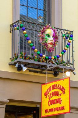 New Orleans, LA, ABD - 1 Şubat 2025: Fransız Mahallesi 'ndeki New Orleans Aşçılık Okulu' nun girişinde imza ve Mardi Gras süslemeleri