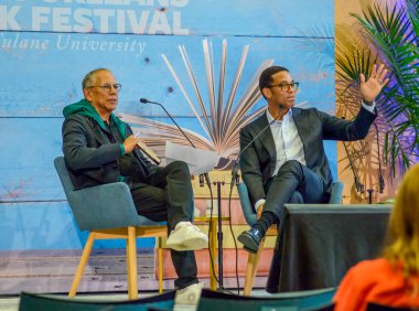 New Orleans, LA, ABD - 28 Mart 2025: Don Lemon, Dean Baquet Tulane Üniversitesi 'ndeki New Orleans Kitap Festivali' nde röportajına başlarken kalabalığa el sallıyor