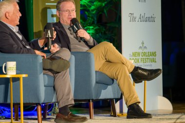 NEW ORLEANS, LA, ABD - 14 Mart 2024: The Atlantic Magazine Editörü Jeffrey Goldberg, Tulane Üniversitesi 'ndeki New Orleans Bok Festivali' nde Walter Isaacson ile yaptığı görüşmede Atlantik 'in Büyük Amerikan Romanları listesini tartışırken,