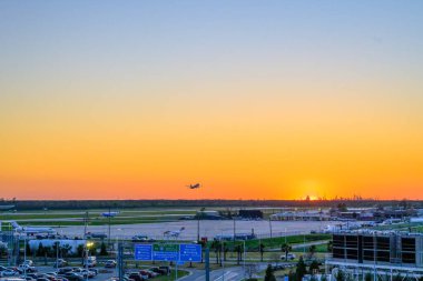 New Orleans, LA, ABD - 16 Mart 2025: New Orleans 'taki Louis Armstrong Uluslararası Havalimanı' ndan havalanan tanımlanamayan bir jet uçağının silueti.