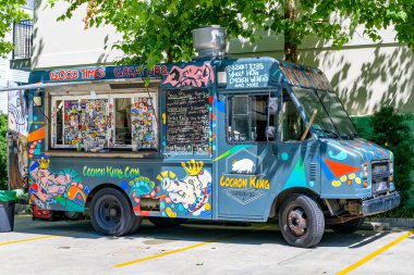 New Orleans, LA, ABD - 31 Mayıs 2025: Cochon King yemek kamyonu George ve Joyce Wein Caz ve Heritage Center 'daki Louisiana Cajun-Zydeco Festivali otoparkına park etti
