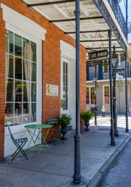 New Orleans, LA, ABD - 31 Mayıs 2025: Cafe Amelie, Dumaine Caddesi ve Royal Caddesi 'nin köşesinde, Fransız Mahallesi' nin kalbinde popüler bir Creole-Cajun Restoranı.