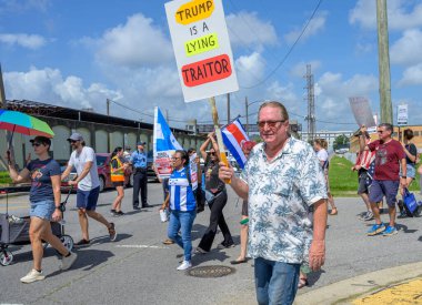 New Orleans, LA, ABD - 14 Haziran 2025: New Orleans Marigny Mahallesi 'nde Krallar Yok Yürüyüşü' nde 