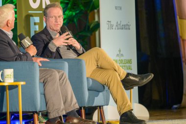 NEW ORLEANS, LA, ABD - 14 Mart 2024: The Atlantic Magazine 'in Editörü Jeffrey Goldberg' in New Orleans Kitap Festivali 'nde biyografi yazarı Walter Isaacson ile yaptığı bir görüşmede