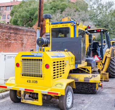 New Orleans, LA, ABD - 22 Şubat 2025: Üst Süpürge DT74J ticari sokak temizleyicisi Henry Clay Bulvarı 'na park etti.