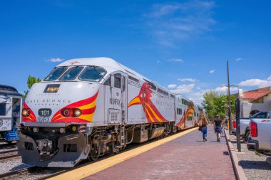 Santa Fe, NM, 2025 - 17 Mayıs 2025 New Mexico Demiryolu Ekspresi Santa Fe Demiryolu 'nda yolcuları bekliyor.