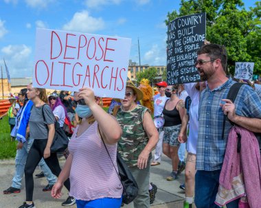 New Orleans, LA, ABD - 14 Haziran 2025: Tarihi Marigny Mahallesi 'nde Krallar Günü Geçidi' nde yürüyen pankartlarla Trump karşıtı göstericilere yakın çekim