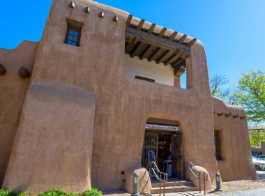 Santa Fe, NM, ABD - 15 Mayıs 2025: Santa Fe 'deki New Mexico Sanat Müzesi