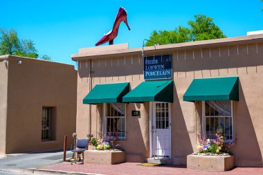 Santa Fe, NM, ABD - 16 Mayıs 2025: Heidi Loewen Porselen Galerisi