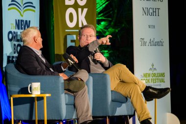 NEW ORLEANS, LA, ABD - 14 Mart 2024: The Atlantic Magazine Editörü Jeffrey Goldberg ve biyografi yazarı Walter Isaacson Tulane Üniversitesi 'nde düzenlenen New Orleans Kitap Festivali' nde Atlantik 'in Büyük Amerikan Romanları listesini tartışırken,