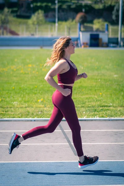 Attractive Girl Running Running Track — Stock Photo, Image