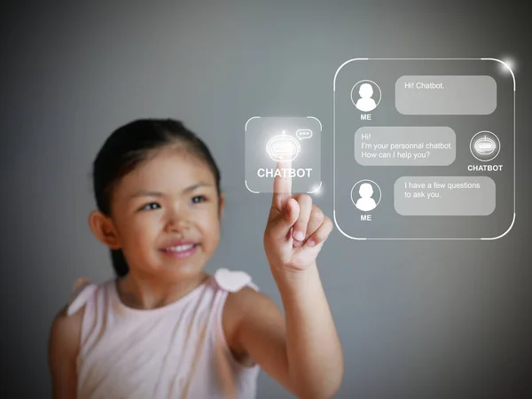 Μικρό Κορίτσι Χέρι Χρησιμοποιώντας Ένα Ψηφιακό Πρόγραμμα Chatbot Για Online — Φωτογραφία Αρχείου