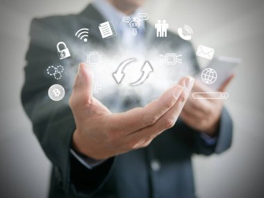 Bilgi ve veri yüklemek ve indirmek için yukarı ve aşağı oklarla bulut depolama veya teknoloji kullanan bir adam. Büyük veriler, bulut hesaplama, ai, sanal ev sahipliği, dijital iş, çevrimiçi faaliyetler