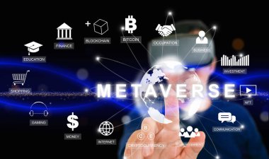 Metaverse. VR gözlük takan bir adam sanal ekrana basit bir dokunuşla Metaverse 'i etkinleştirir. Sanal ve artırılmış gerçeklik teknolojisinin kullanımı. İnternet tek ve evrensel bir dünyadır.