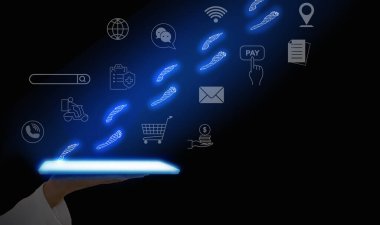 Dijital ayak izi ya da gölge konsepti. Elinde internetteki izlenebilir aktivitelerin olduğu bir tablet var. Bir bireyin çevrimiçi eylemleriyle oluşturduğu veri gövdesi.