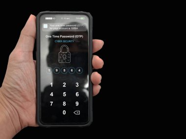 Giriş ve şifre, bir adam hesabına erişmek için akıllı telefondan tek seferlik bir şifre doldurur. Siber güvenlik, veri koruması, güvenli internet erişimi ve siber güvenlik kavramları.