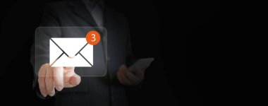 İş İletişim ve Dijital Pazarlama için E- posta: Sanal Gelen Kutusu Elektronik İleti Uyarıları ve İş Adamı İnternet Teknolojisi ile Bir Ekranda E- postalarla İletişim