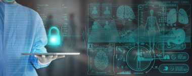 Tıbbi Bilgi ve Sağlık Bilgileri. Hastanın Analiz Veritabanı Güvenliği için Tableti ve Asma Kilidi olan bir Doktor. Tıbbi Dijital Kayıtlar.