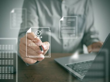 E-imza ve e-belge yönetim kavramı. Elektronik imza, kağıtsız belge yönetimi. Bir adam sanal ekranda elektronik belge ya da dijital belge imzalarken stil kalem ve bilgisayar kullanır..