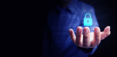 Siber güvenlik teknolojisi. Sanal dijital asma kilidi kişisel bilgilerine ya da siber güvenliğine erişmek için kullanan bir adam. Güvenli ve güvenli internet ağı