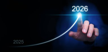 Mutlu yıllar. Bir işadamı 2025 'ten 2026' ya kadar, yeni yıla başlamak ve hoş geldin demek için, büyümeyi, başarıyı ve başarıyı temsil eden bir sınır çiziyor..