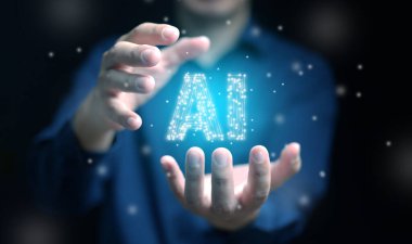 Yapay zeka konsepti. Bir adamın elleri, karanlıkta parlayan, devre desenli yapay zeka metni taşır. Ai teknolojisi.