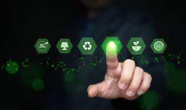 Yeşil enerji konsepti. Bir adam sürdürülebilir yenilenebilir güç kaynaklarının simgelerini etkinleştirir veya dokunur  