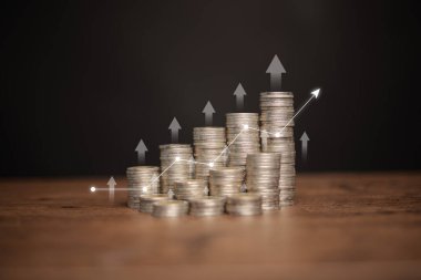 Tasarruf, yatırım ve finansal planlama. Yükselen oklar ve oklu paralar finansal büyümeyi ve zenginliği simgeliyor..