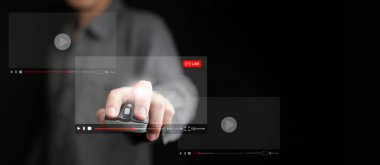 Online video izlemek artık günlük hayatta gömülü. Bir adam canlı yayın, canlı yayın, eğlence için, canlı filmler, canlı gösteriler, çevrimiçi dersler ve müzik de dahil olmak üzere bir video izler.