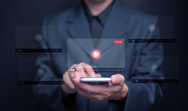 Online video izlemek artık günlük hayatta gömülü. Bir adam bir video izliyor, canlı yayın, akıllı telefonundan eğlence için, canlı filmler, canlı gösteriler, çevrimiçi dersler ve müzik de dahil olmak üzere.