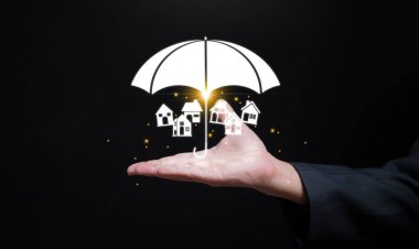Gayrimenkul, ev ya da mülk sigortası konsepti. Şemsiyenin altında ev ikonları tutan bir adam, çeşitli risklere karşı koruma sağlayan sigortayı sembolize ediyor..