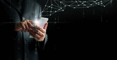 Dijital teknoloji ve büyük veriler bireyler için erişilebilir. Akıllı telefonu olan bir adam gerçek zamanlı verilere ve küresel bilgilere dijital güçlenme çağında erişmek için internet ağına bağlanıyor