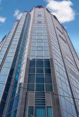 Yüksekten bakan bir bina. 