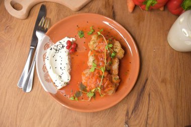 Ahşap arka planda sebzeli sahanda yumurta..