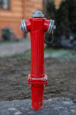 Caddedeki kırmızı yangın musluğu