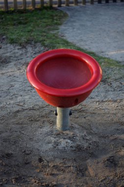 Parkta yuvarlak bir oyuncak