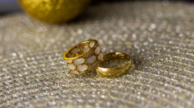 Beyaz arkaplanda altın halkalar