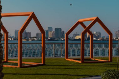 Cadılar Bayramı için balkabağı dolu alışveriş arabası, Cadılar Bayramı konsepti, Cadılar Bayramı alışverişi