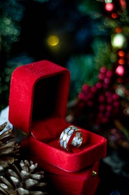 Kırmızı kutuda altın bir yüzük, kadınlar için hediyeler, kadınlar için hediye, Noel hediyesi 