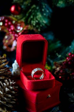 Kırmızı kutuda altın bir yüzük, kadınlar için hediyeler, kadınlar için hediye, Noel hediyesi 