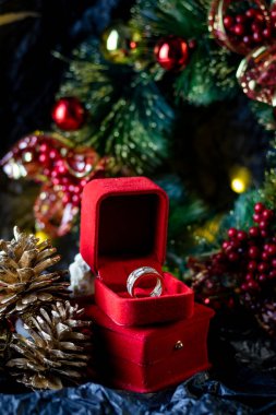 Kırmızı kutuda altın bir yüzük, kadınlar için hediyeler, kadınlar için hediye, Noel hediyesi 